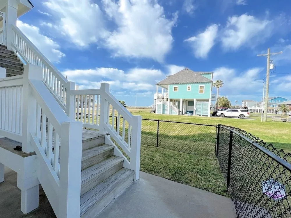 The Green Seahorse 4 Bedroom Home by RedAwning