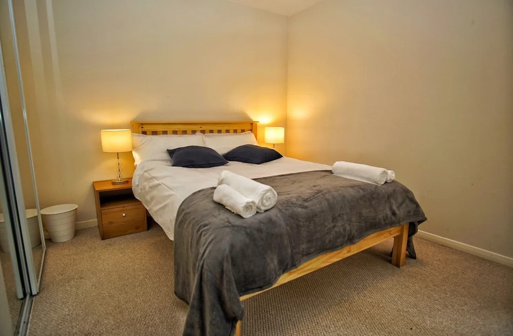 1 Bedroom Festival Flat Near The Meadows for 2