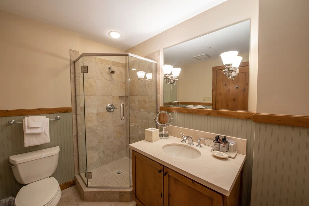 Comfortable 1 Bedroom Slopeside Condo - No Cleaning Fee! by RedAwning