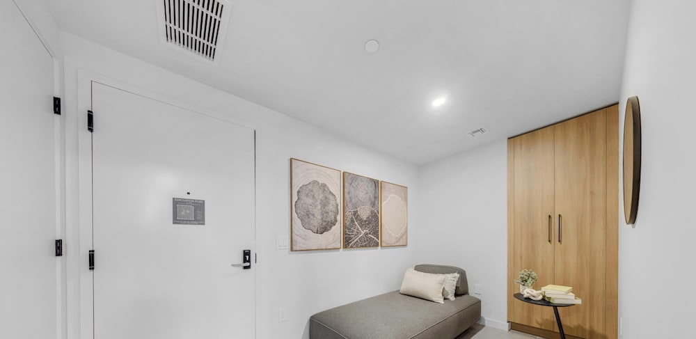 Sleek 1-BR & Den in Central Downtown
