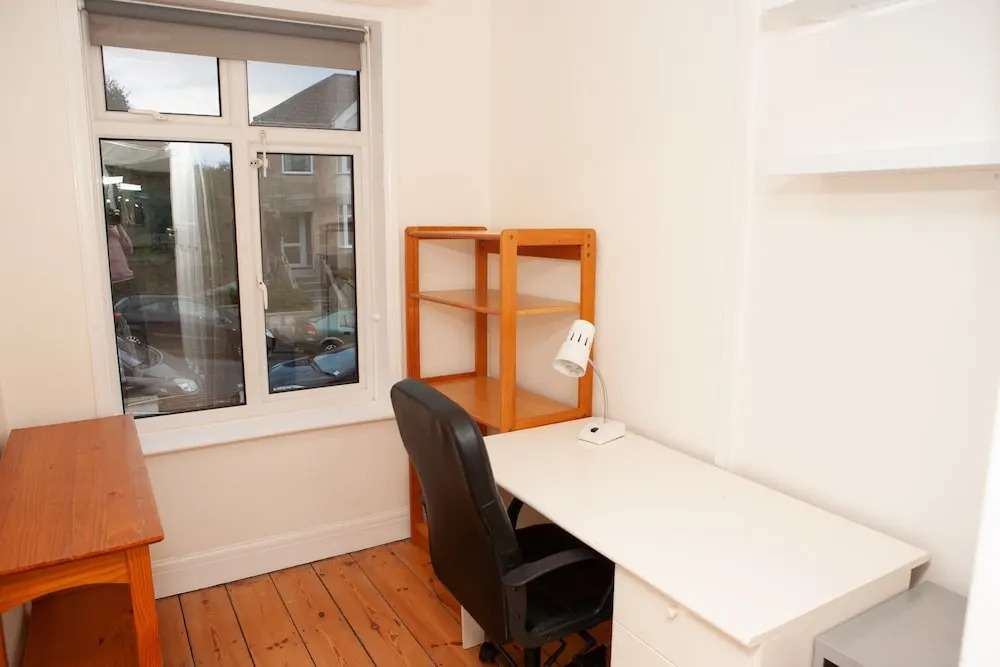 Charming 2 Bedroom House Near City Centre