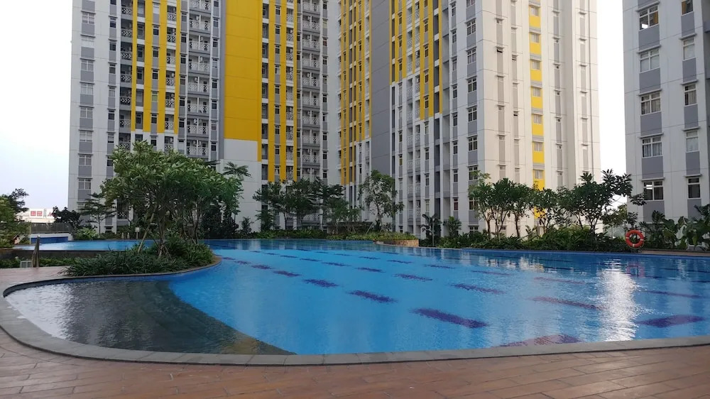 Well Furnished and Comfy 2BR Springlake Summarecon Bekasi Apartment By Travelio