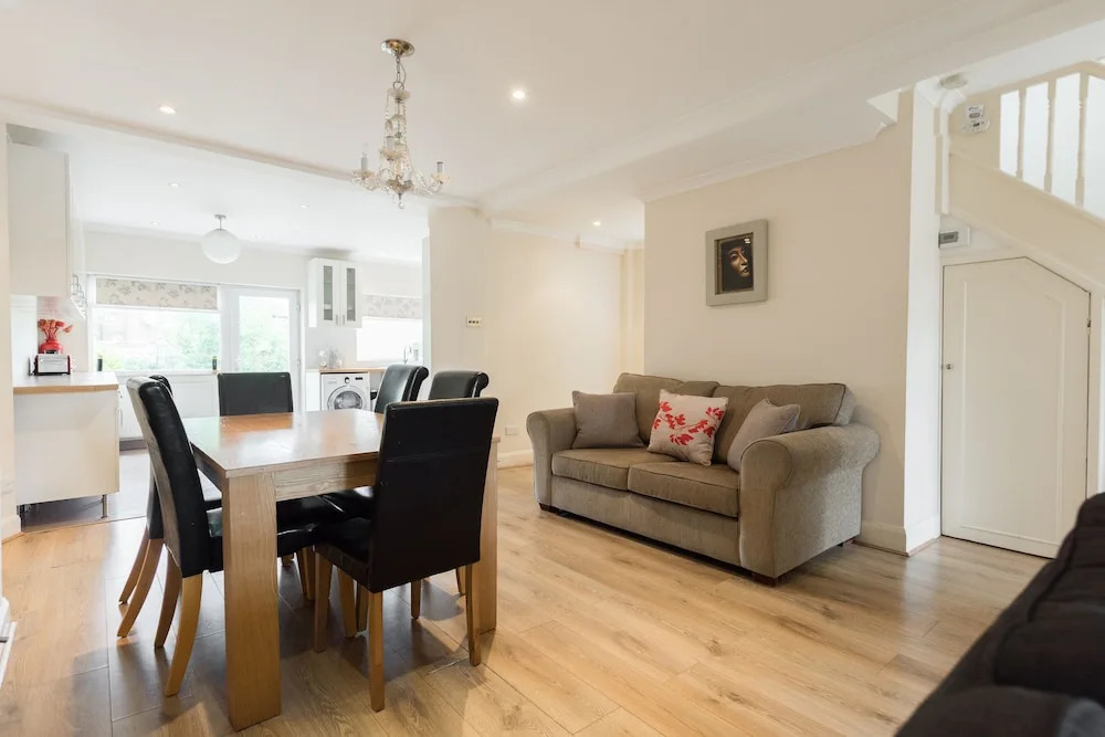 Lovely 3 bed house close to central