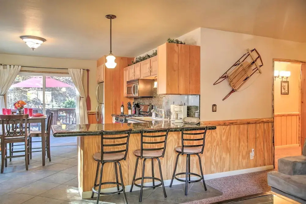 Serene Cabin w/ Hot Tub < 1 Mi to Bear Mountain!