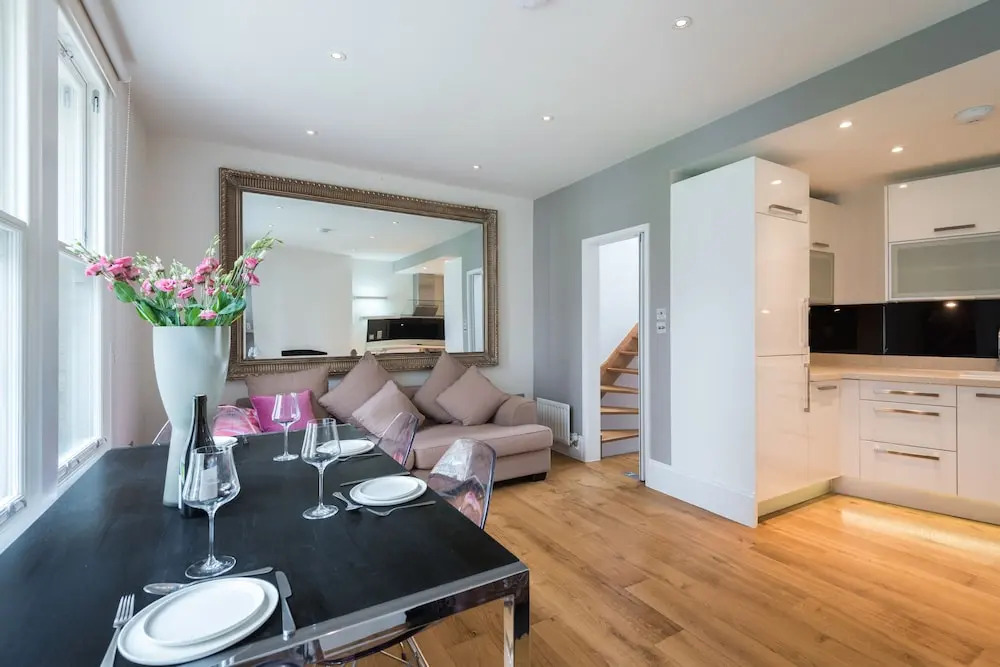 Delightful Dalston Home with Beautiful Balcony