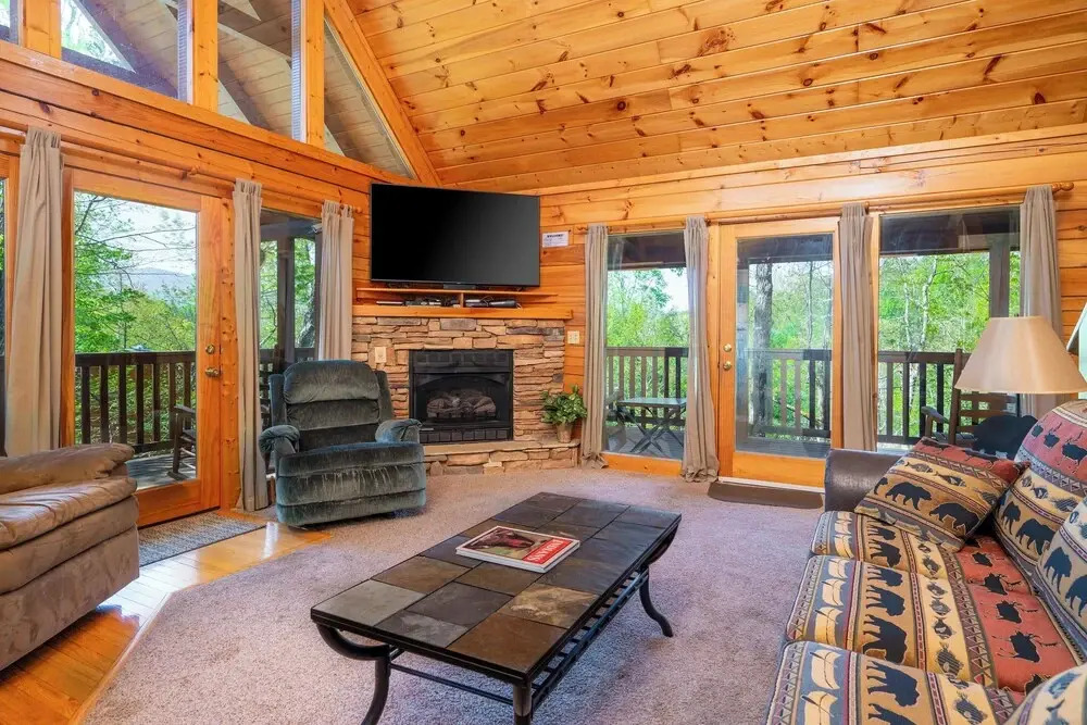 Hot Tub & Game Room: Log Cabin 2 Mi to Ripleys!
