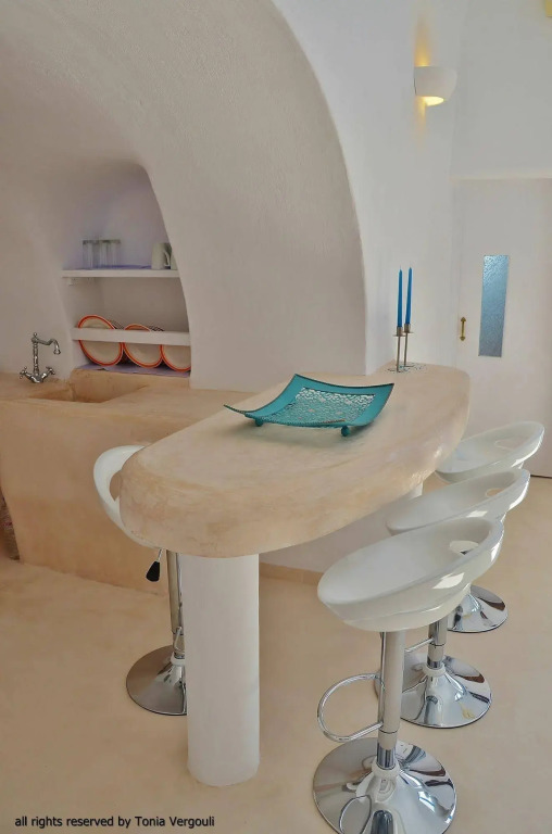 Fira White Residence