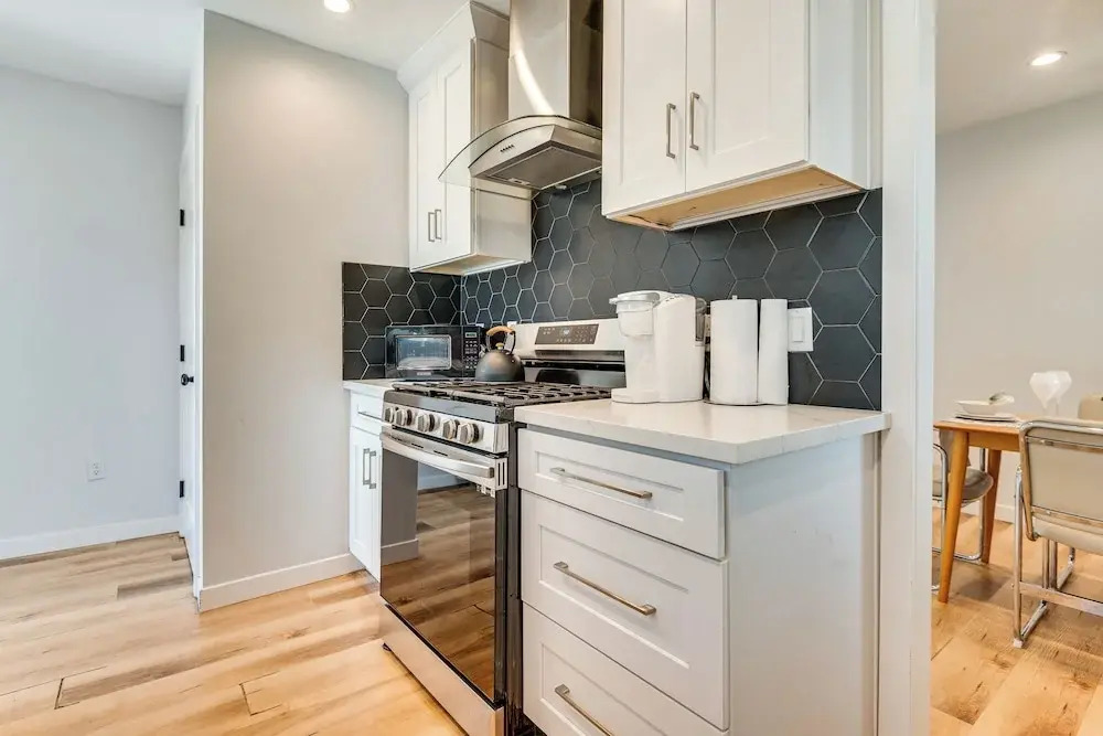 4 Mi to Sofi Stadium, Fenced Yard: Modern Retreat!