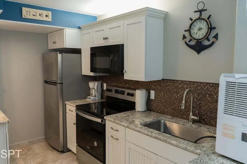 Luxe 1 bedroom Walk to Beach Pool 1 Bedroom Home by RedAwning