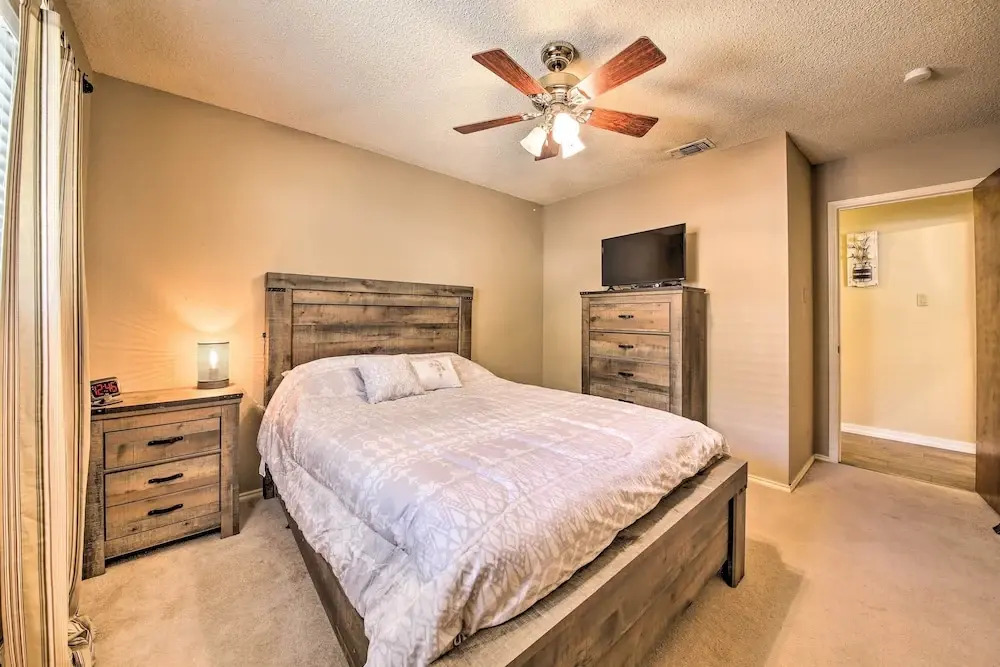 Family-friendly San Antonio Home w/ Hot Tub & Deck
