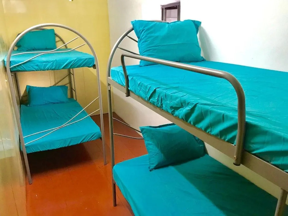 B&L Islanders Inn - Hostel