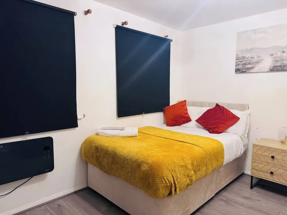 Stylish 1 Bed Flat Lakeside Shopping Mall