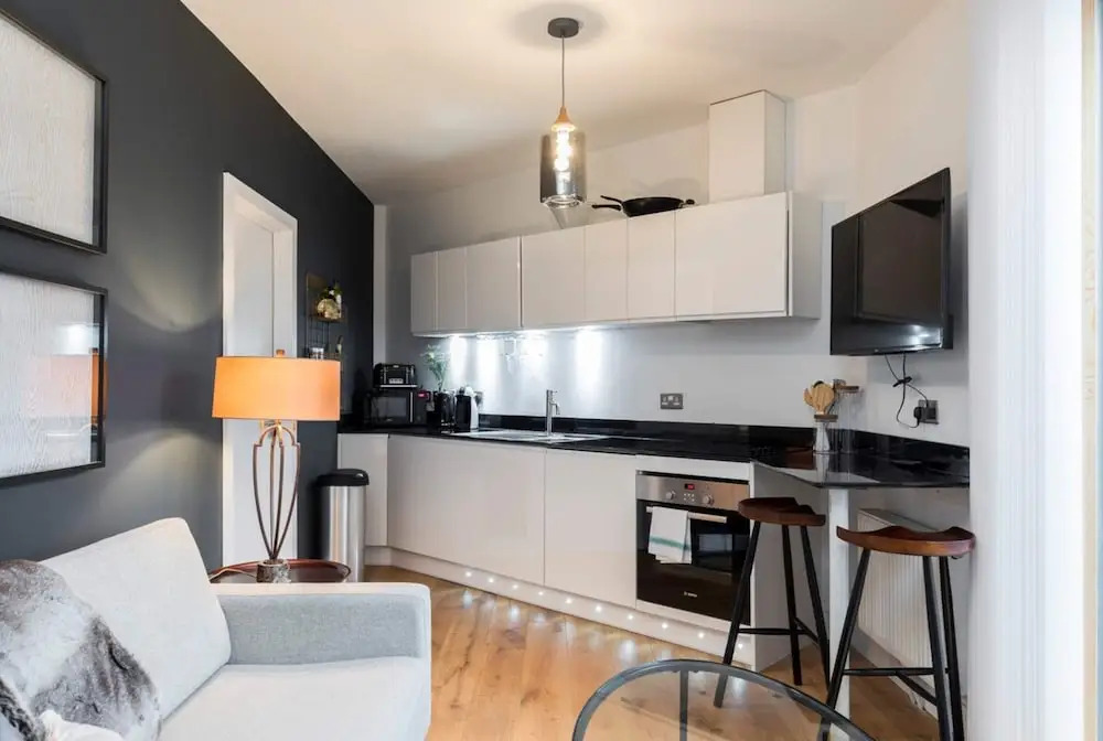 Modern & Designed 2 bed Penthouse Apt Sleeps Five