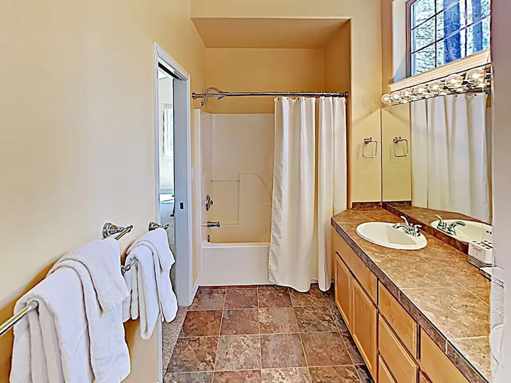New Listing! Spacious Sunriver Haven W/ Hot Tub 3 Bedroom Home