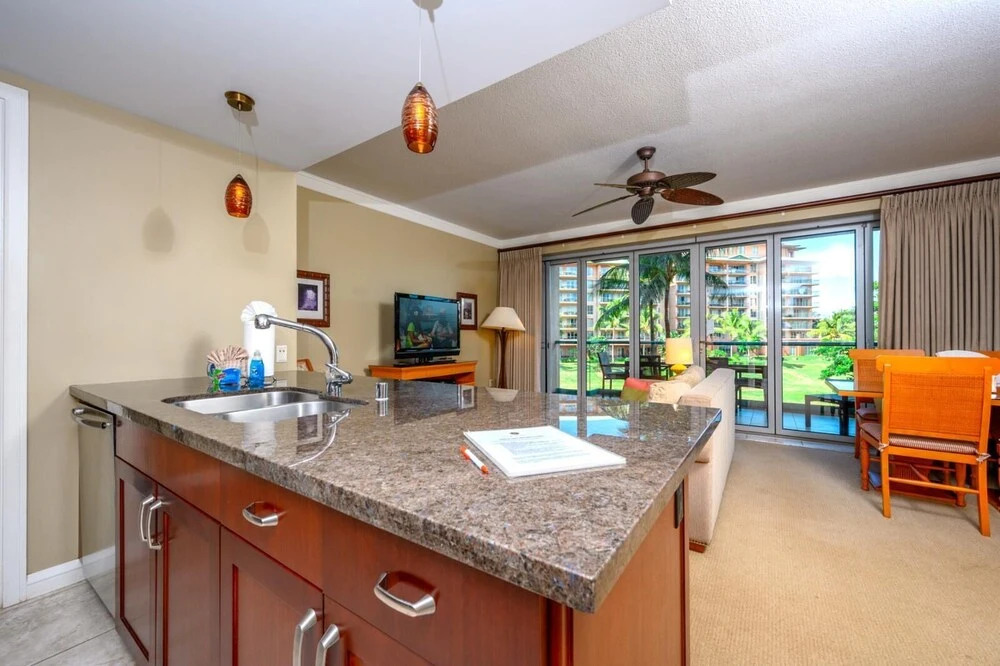 K B M Resorts- Hkh-238 Large 1bdrm, Upgraded, Private Balcony, Easy Pool and Beach Access!