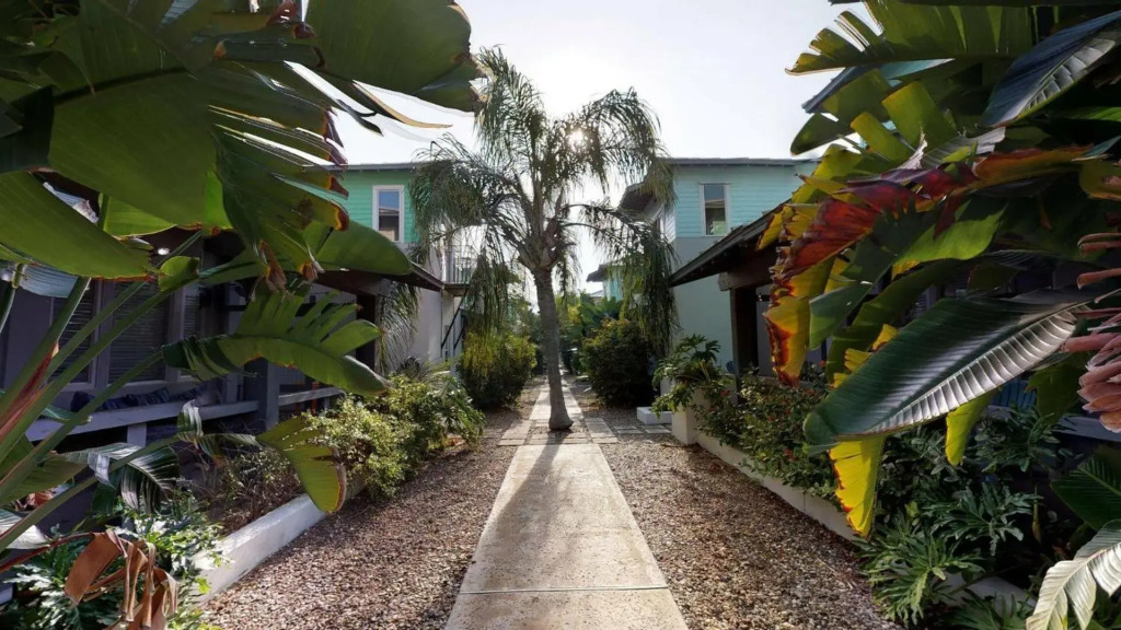 TP5 5BR Townhome, Shared Pool, In Town, Near Beach