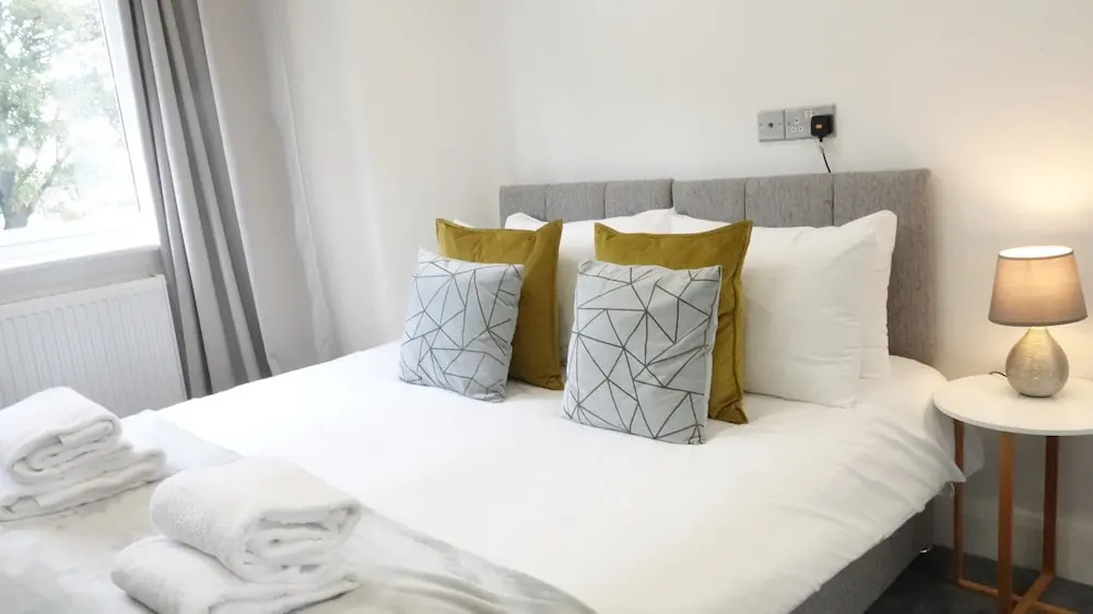 HEATHROW AIRPORT apartments-FREE parking-Free underground to and from Heathrow-30 min central London