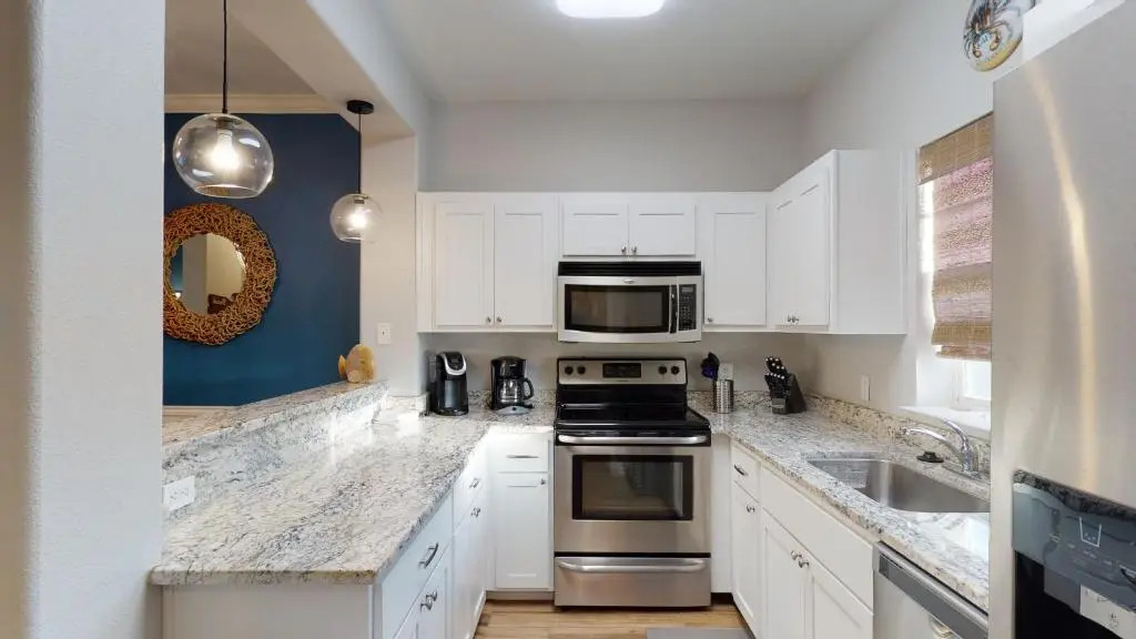 MC18 Upscale Condo, Shared Pool, Close to Beach
