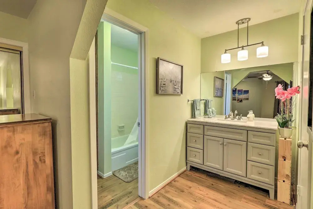 Granbury Getaway w/ Lake Views: 2 Mi to Downtown!