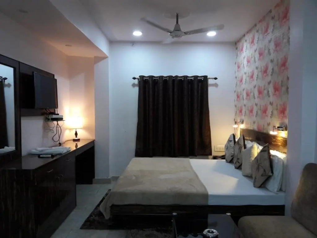 Goroomgo Kanha Inn Lucknow