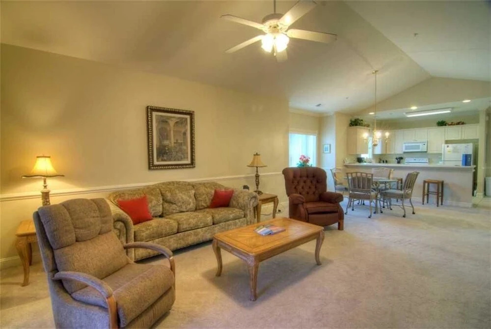 Magnolia Pointe 305-4889 Condo