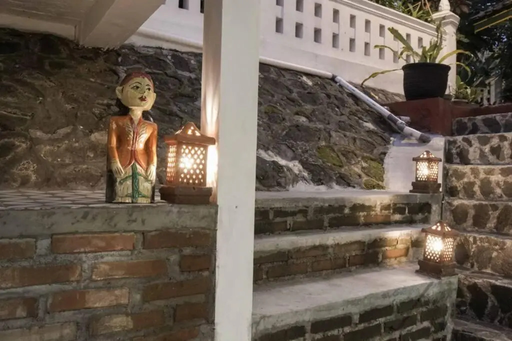 Rumah Kayu Joglo Yudhistira, tepi sungai, 2BR