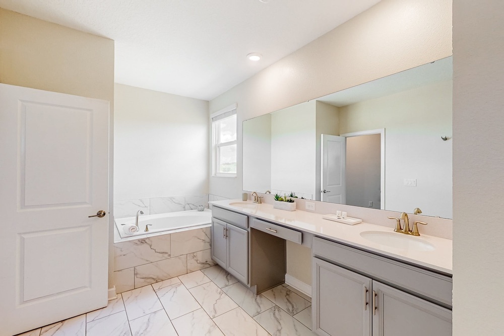 Luxury Home With a Private Pool & Game Room - Resort Amenities, Great Location