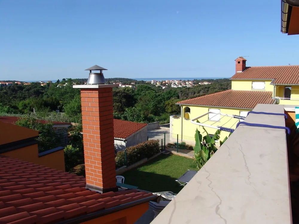 Comfortable Apartment With Fenced Garden and Outdoor Terrace and Grill, Airco