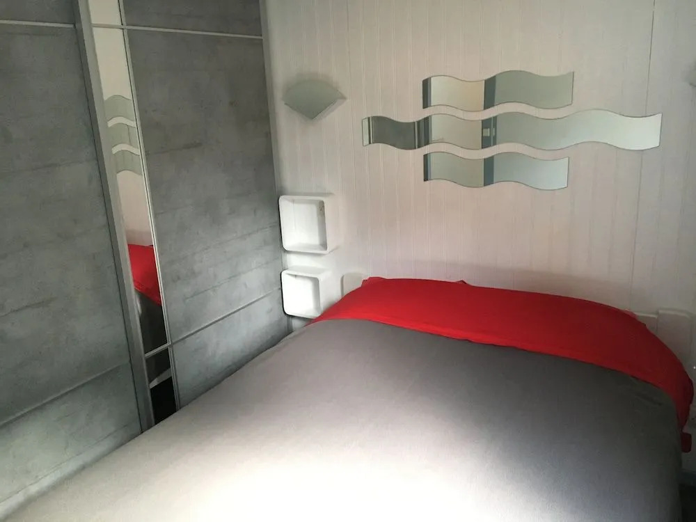 Chalet orange naturiste la Jenny