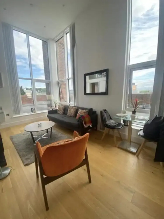 2 Level American Loft Style Apartment With Balcony
