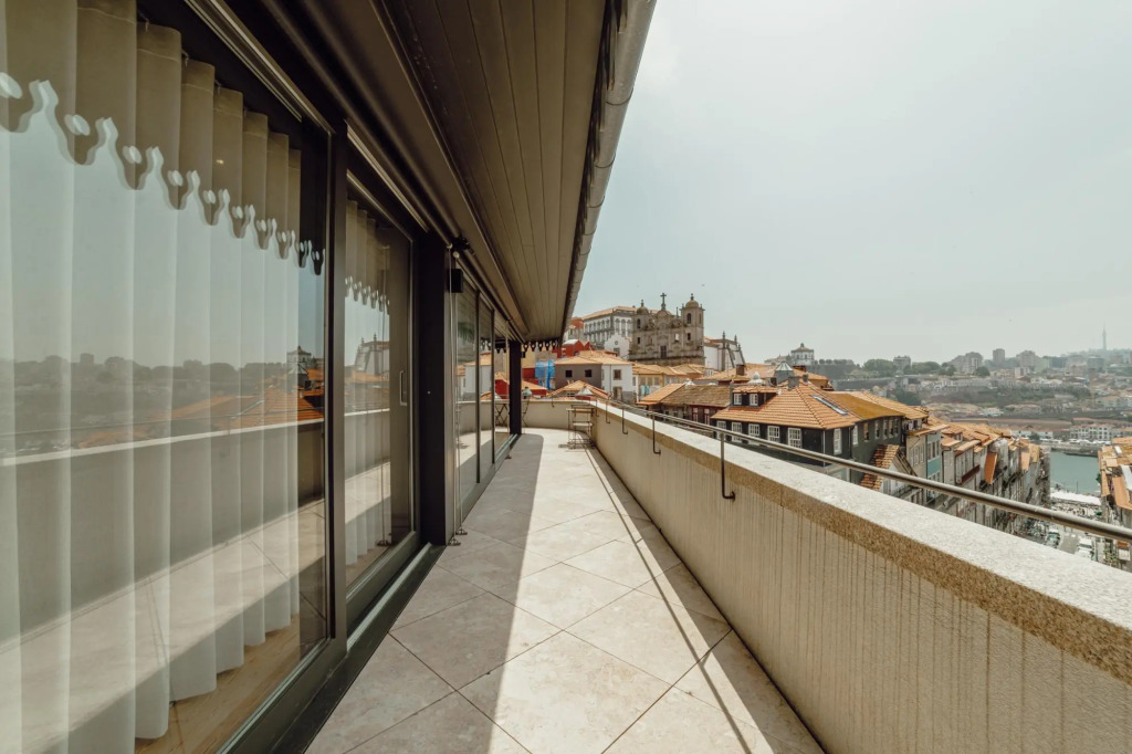 Downtown Penthouse With River View by Vacationy