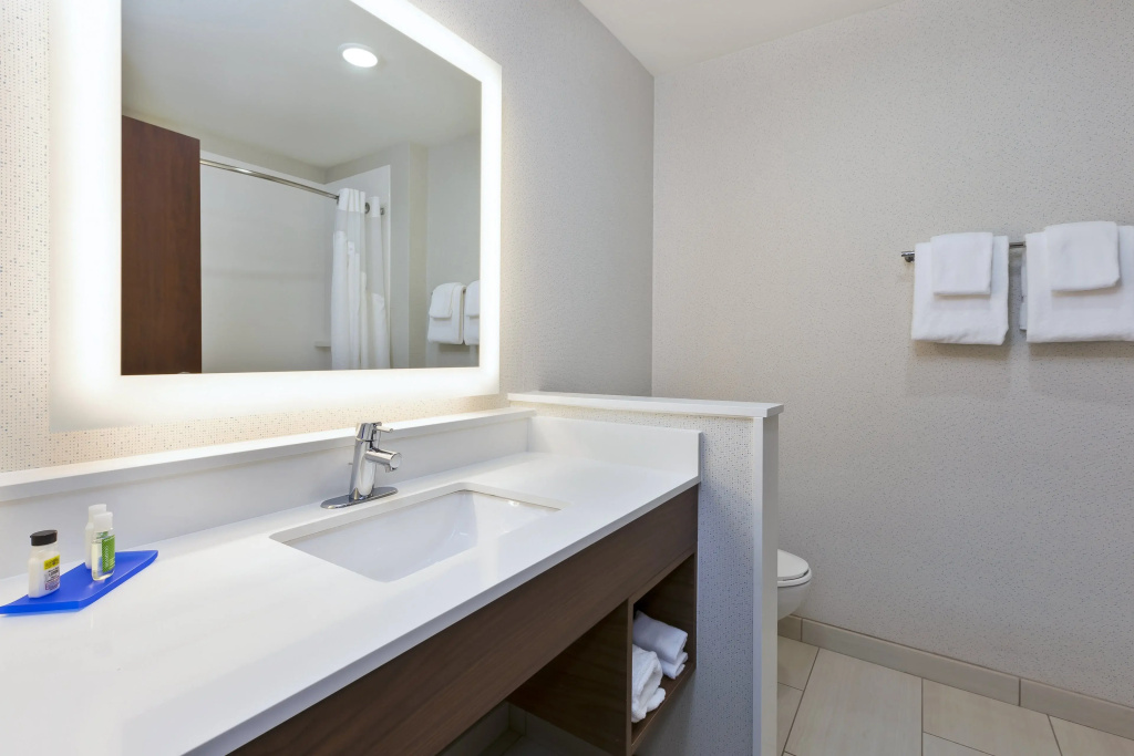 Holiday Inn Express & Suites - Painesville - Concord by IHG