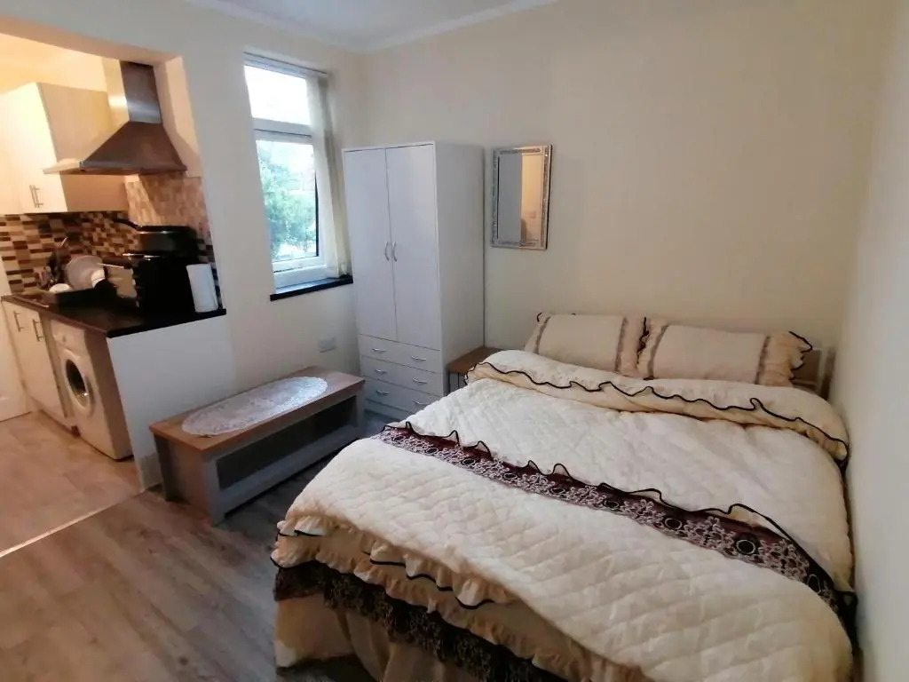 Self-contained studio flat bathrooms kitchens upgrade locations to city centre 15 minutes walking distance Nottingham universities Queen hospitals city hospitals