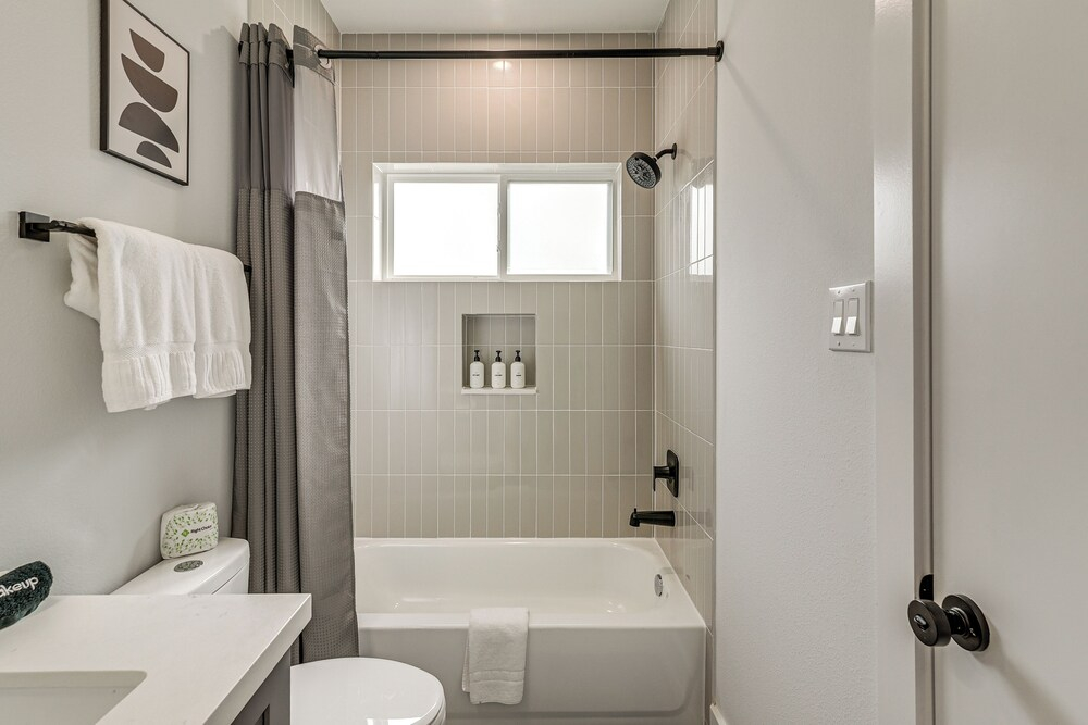 Sleek & Spacious! Prime Houston Home Near NRG