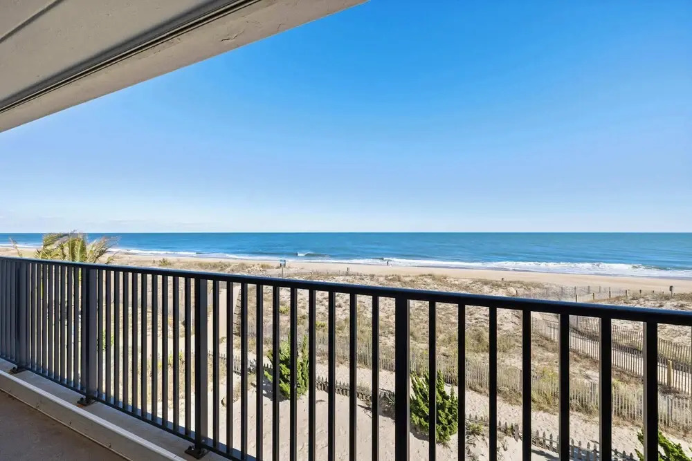Mariner 1 3M Oceanfront 2BR Condo, Balcony Views & Modern Comfort