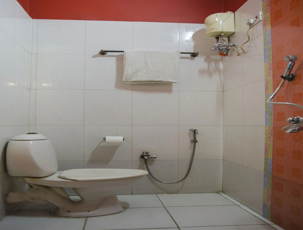Landmark AB Block Hotel By OYO Rooms