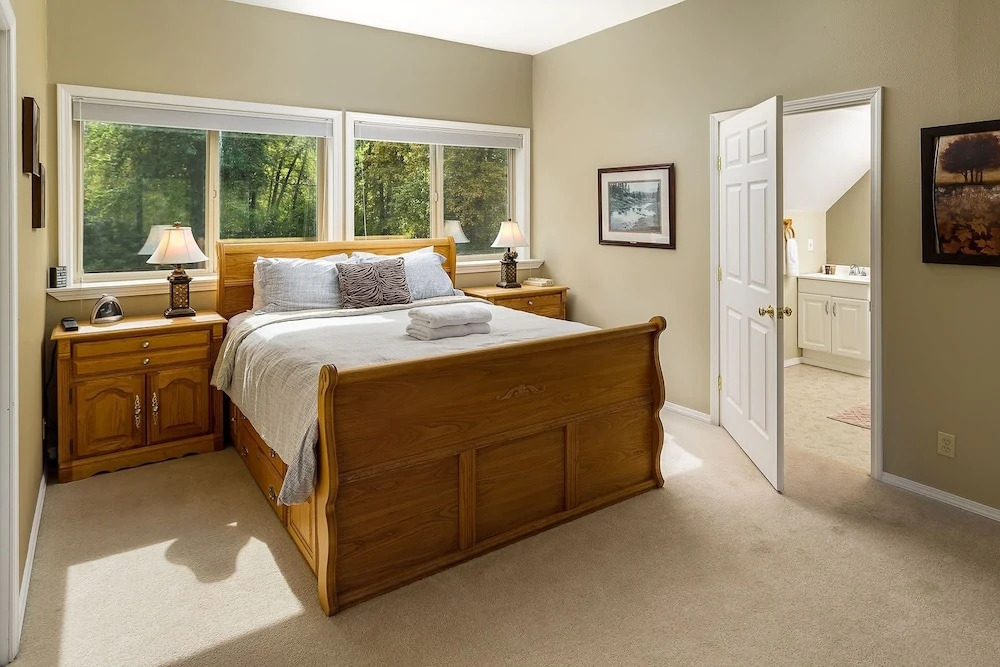 Riverwood Lodge 5 Bedroom Home by NW Comfy Cabins by RedAwning