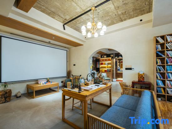 Jiuhuashan Yanqi Lake Bay Hotel