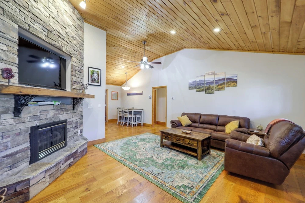 Pet-friendly Cabin w/ Fire Pit in Spruce Pine!