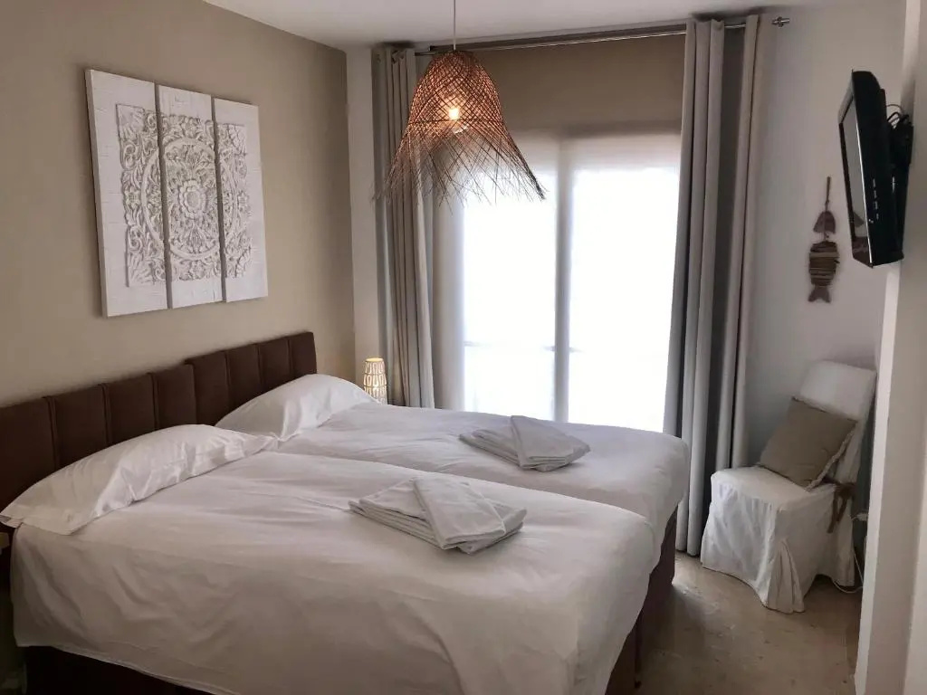 2204-Luxury apt on the beach,new,on duquesa port!