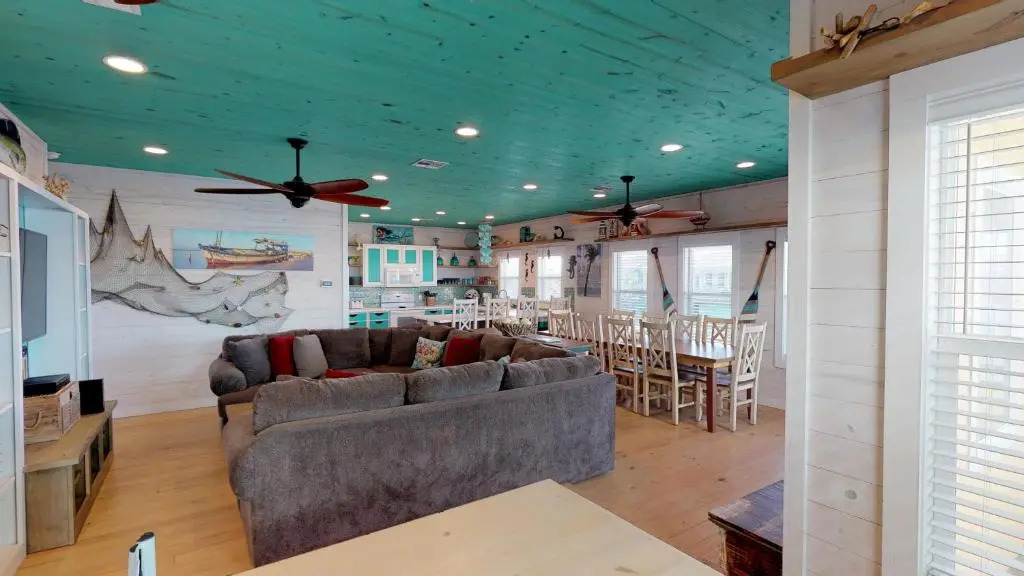 OV23 House on Stilts with Beachy Decor, Located near Beach, Balcony, Shared Pool