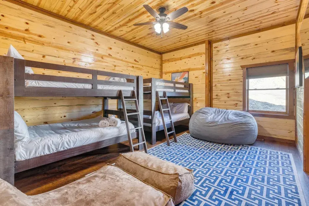 Smokeys Paradise by Avantstay Sleeps 22 + Pool