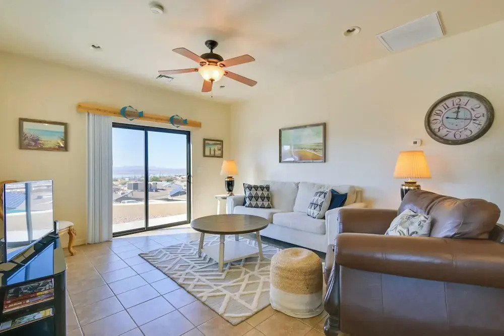 5 Mi to Lake Havasu: Bright Cottage w/ Fire Pit!