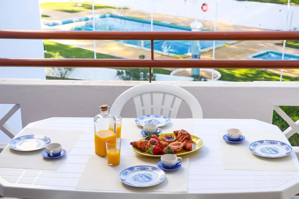 Apartment - Sleeps 2, Parking & Pool Access