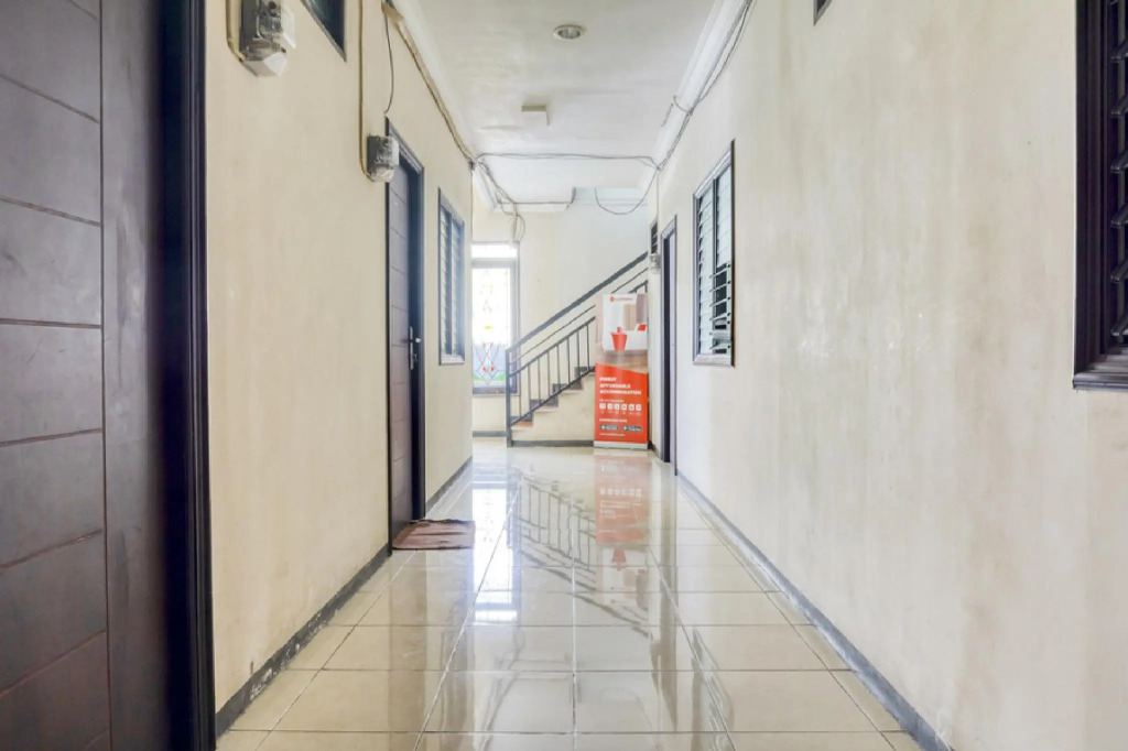 RedDoorz near Widya Mandala University