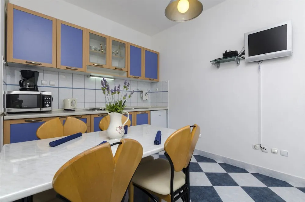 Apartments and Rooms LEA