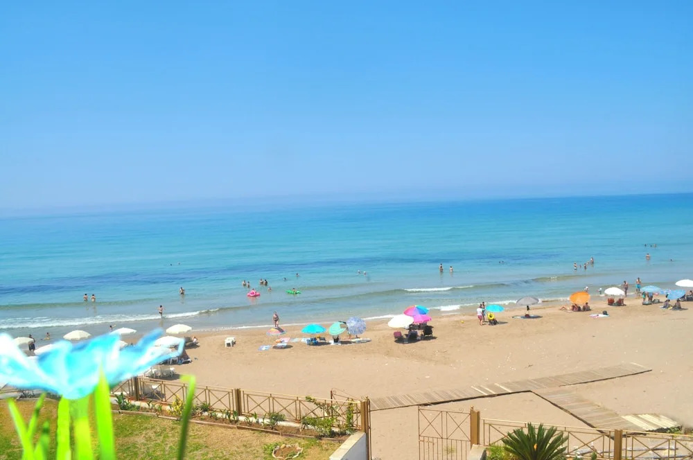 Beachfront 4-bed Luxury Suite - Agios Gordios Corfu Greece