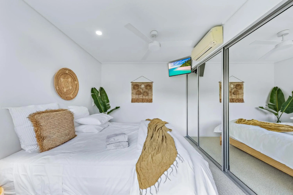 Three B Airlie 2 bedroom unit Seaviews & Pool