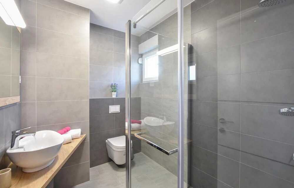 Ten-Bedroom Holiday Home In Razanj