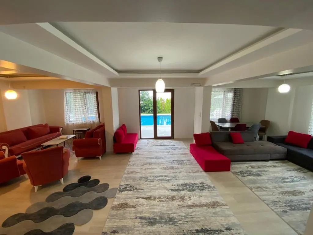 Sapancada Göl Manzarali Özel Havuzlu 3+1 Vi̇lla